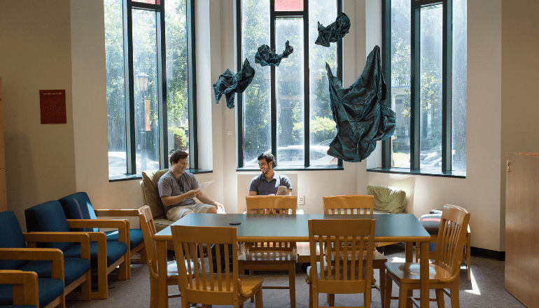 在线 students meeting at Loyola's library.